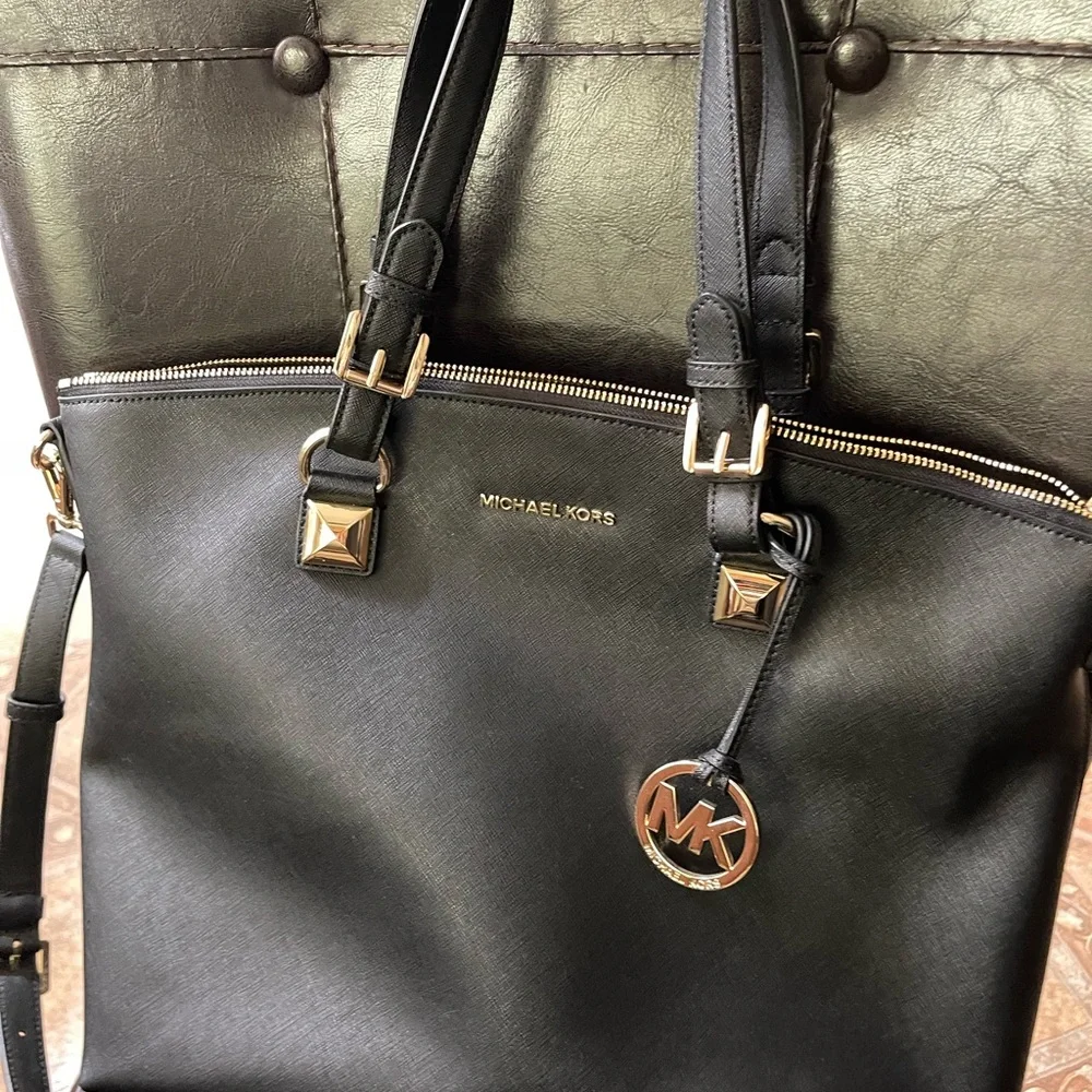 Michael Kors large black bag. Excellent condition no tears or marks on it - Picture 4 of 12